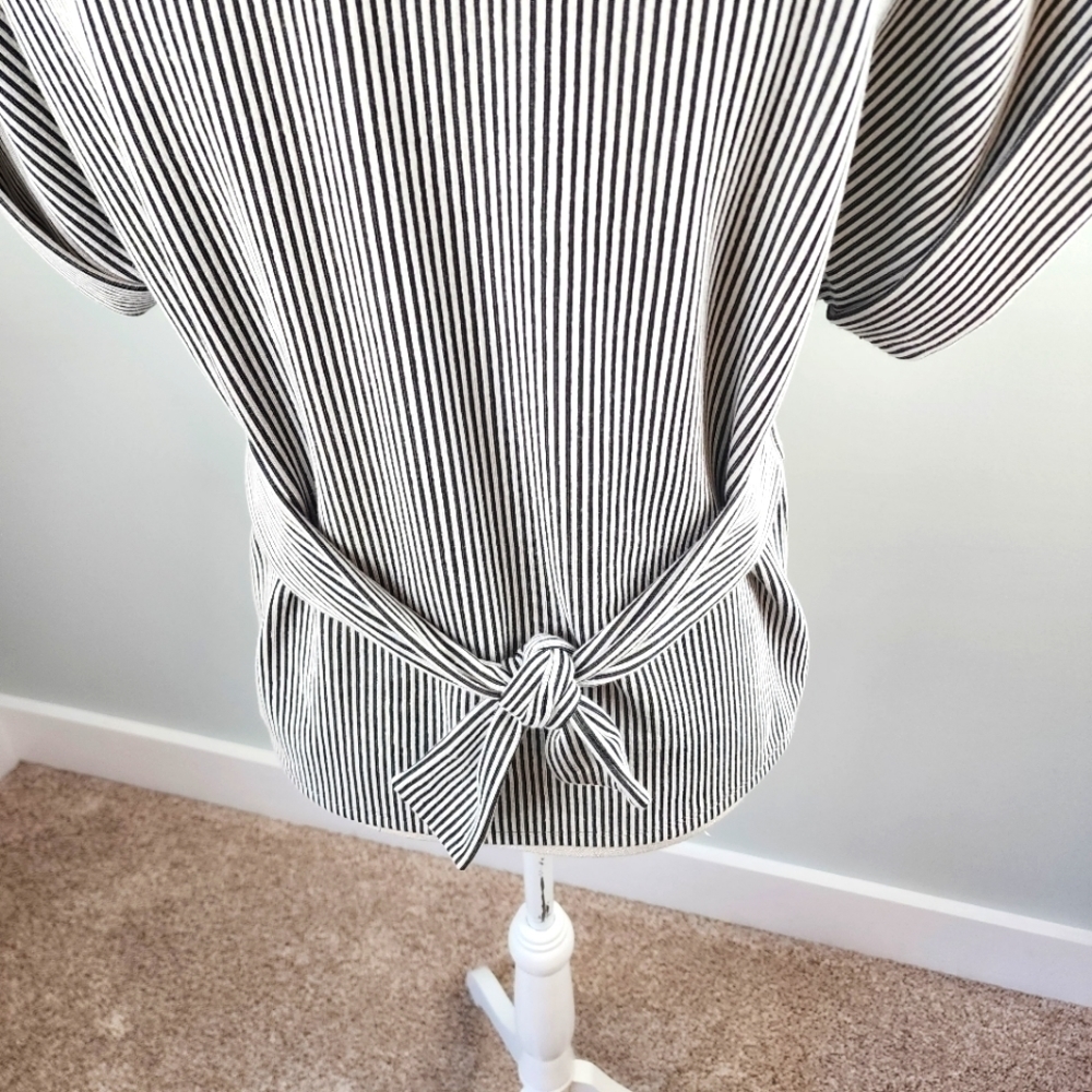 EXPRESS WOMEN'S BLACK AND WHITE STRIPPED SHIRT WITH BACK TIE SIZE XS - Picture 5 of 6